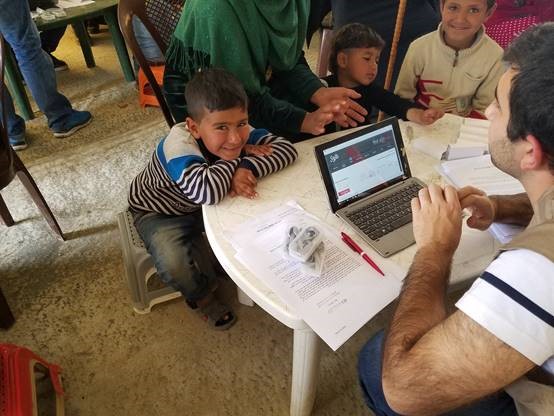 A refugee child having his information entered in Sijilli
